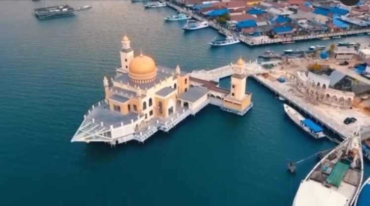 Megahnya Masjid Al Muhajirin, Desain Mirip Kapal, Anjungan Berlantai Kaca