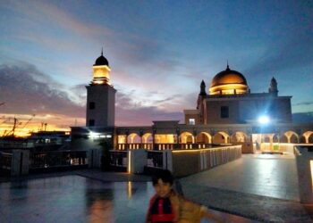 Nikmati Pesona Matahari Terbit di Masjid Terapung Bontang