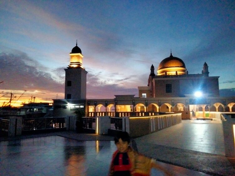 Nikmati Pesona Matahari Terbit di Masjid Terapung Bontang