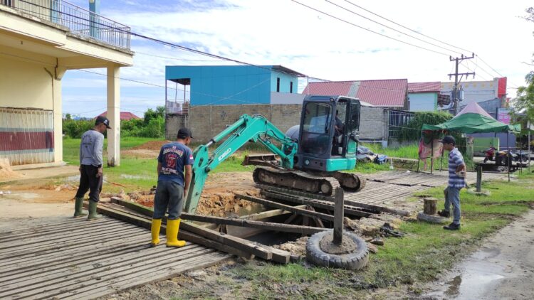 Gotong Royong Atasi Banjir, Warga RT 32 Jalan KS Tubun Urunan Sewa Alat Berat