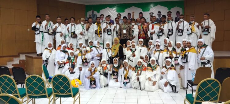 71 Jemaah Calon Haji Asal Bontang Malam Tadi Diterbangkan Menuju Jeddah