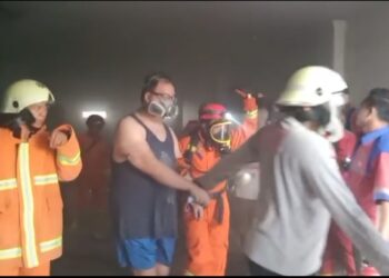 Ruko Terbakar, Heroik! Damkar Samarinda Selamatkan Dua Penghuni yang Terjebak