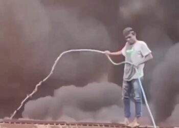 Viral Pria Bantu Damkar Padamkan Api, Warganet: Seperti Siram Bunga