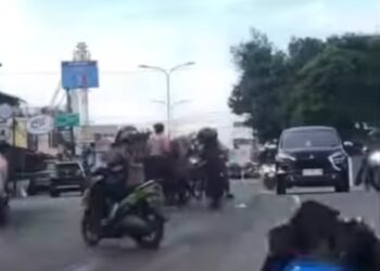 Pemotor Jatuh Massal di Pertigaan Kaltim Post, Akibat Tumpahan Solar