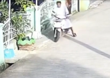 Tidak Dikasih Sumbangan, Pria Berpeci Terekam Curi HP Warga Jalan Piano