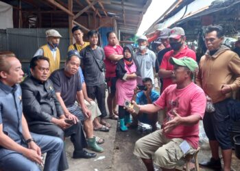 Pedagang Bertahan di Bangunan Lama