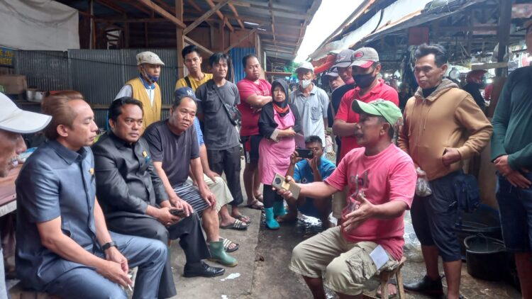 Pedagang Bertahan di Bangunan Lama