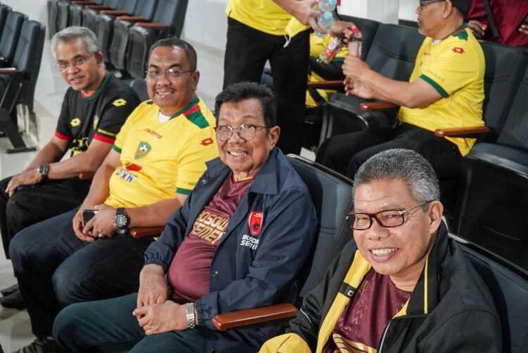 Taufan Pawe Bersama Aksa Mahmud Saksikan Penampilan PSM