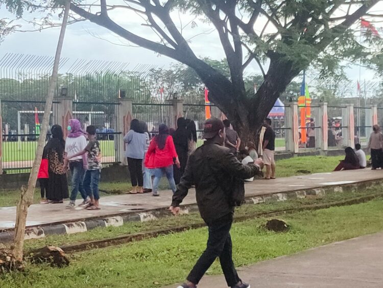 Warga Antusias Jelang Upacara HUT RI ke 77 di Lapangan Lang-lang