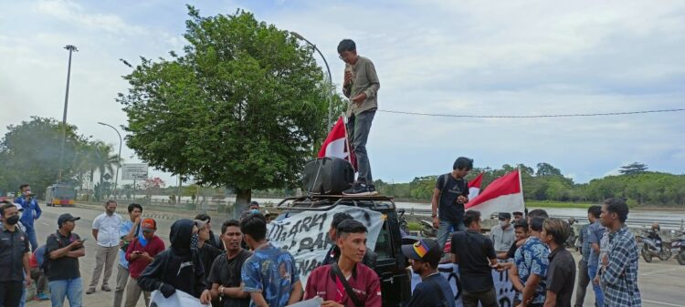 Demo BBM Naik, Aliansi Kukar Bersatu Paksa Ketua DPRD Tanda Tangan Penolakan