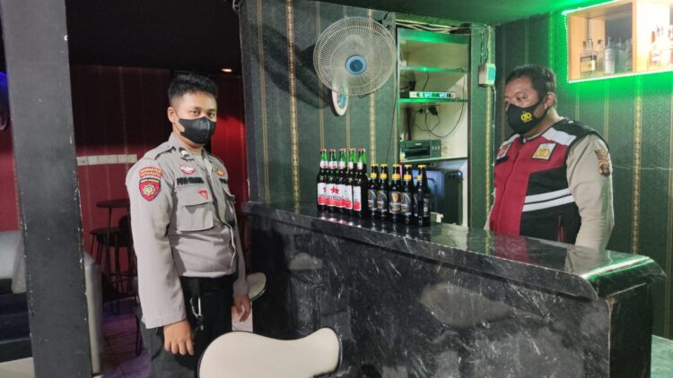 Polres Bontang Sita 10 Botol Miras dari Tempat Karaoke di Jalan Gajah Mada