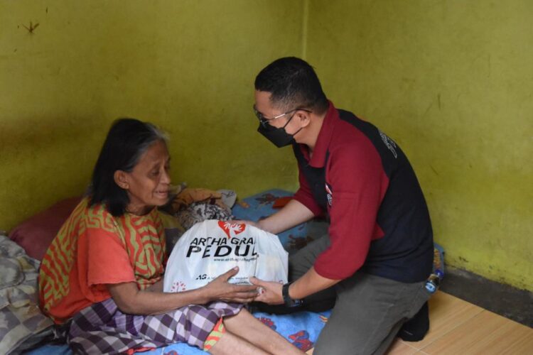 AGP Bersama Bank Artha Graha Internasional Salurkan Bantuan Tunai dan Sembako Kepada Masyarakat