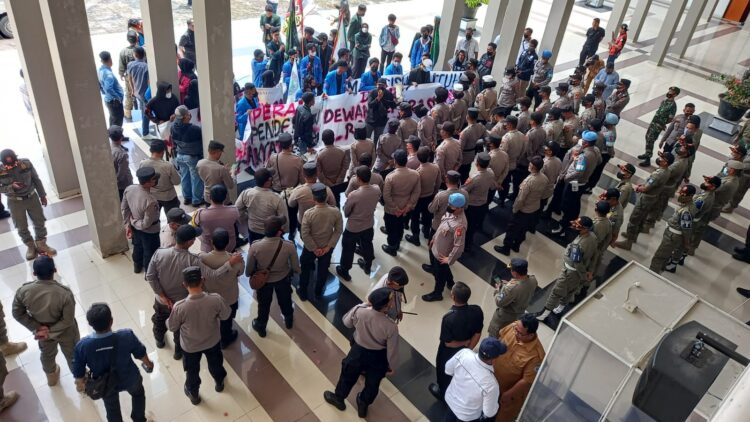 Empat Tuntutan Pendemo Kenaikan Harga BBM di Kantor Wali Kota Bontang
