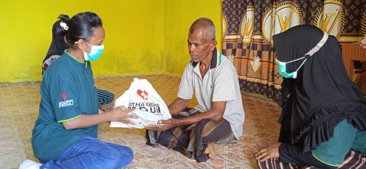 PT.SIS dan Bank Artha Graha Internasional Bagi Sembako Gratis di Tual