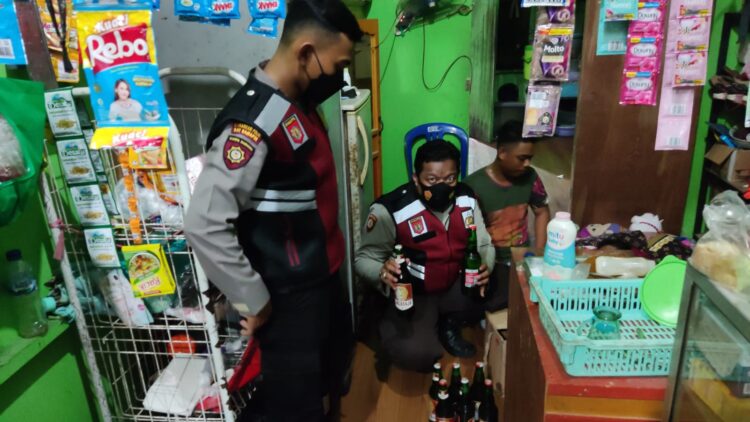 Langgar Perda, 10 Botol Bir Disita Polisi dari Warung Klontong di Berbas Pantai