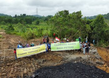 Puluhan Petani di Makroman Segel Alat Berat Tambang Ilegal Pakai Tali Rafia
