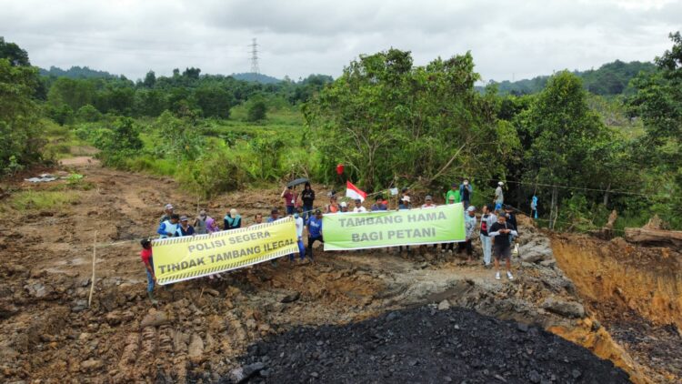 Puluhan Petani di Makroman Segel Alat Berat Tambang Ilegal Pakai Tali Rafia