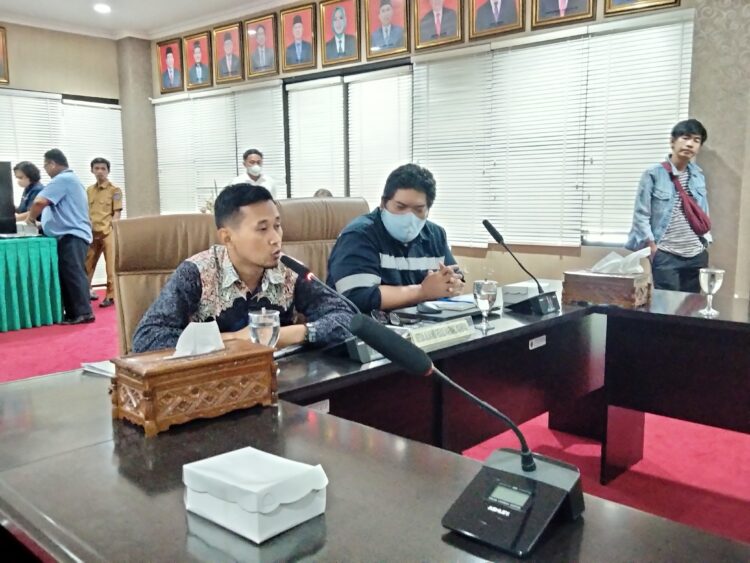 Protes Pengerukan Laut, Aliansi Peduli Karang Kiampau Mengadu ke DPRD
