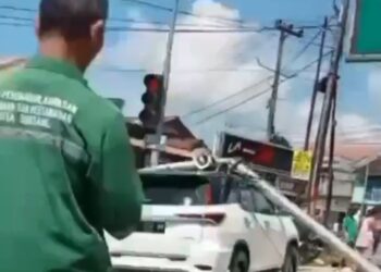 Kecelakaan Truk di Simpang RSUD, Mobil Mantan Ketua PA Tertimpa Tiang Traffic Light