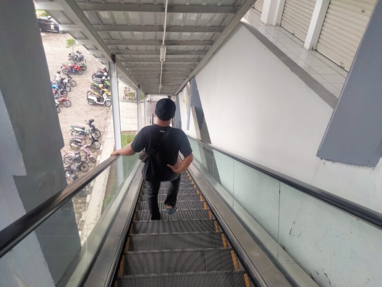 Mudahkan Akses Pengunjung MPP, UPT Pasar Pastikan Eskalator Bisa Digunakan