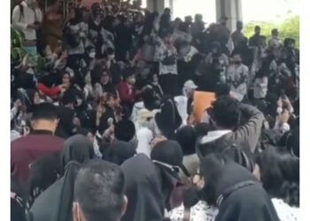 Ribuan Guru Kepung Balai Kota, Andi Harun Tepis Isu Penghapusan Insentif