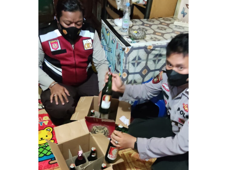 Polisi Gerebek Warung di Prakla, 14 Botol Bir dan 1 Anggur Merah Disita