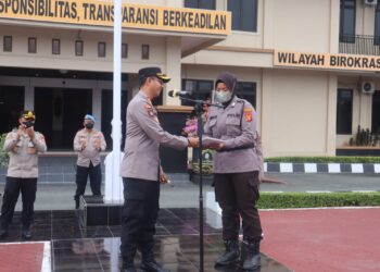Heroik Bripka Luluk “Polwan Berjilbab” Gendong Ibu Hamil Pecah Ketuban ke RSUD Bontang
