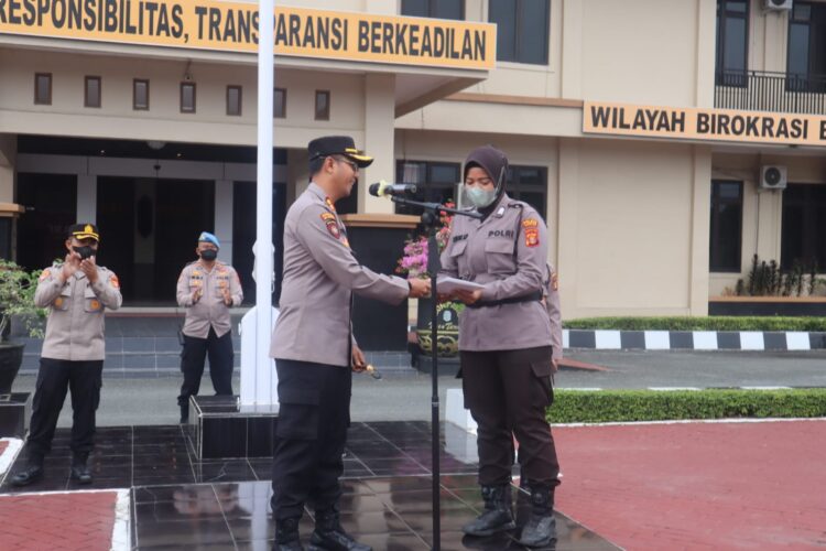 Heroik Bripka Luluk “Polwan Berjilbab” Gendong Ibu Hamil Pecah Ketuban ke RSUD Bontang
