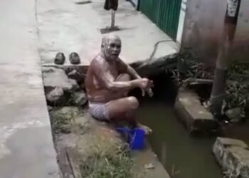 Viral, Air Perumdam Mati Seorang Pria di Samarinda Mandi di Parit