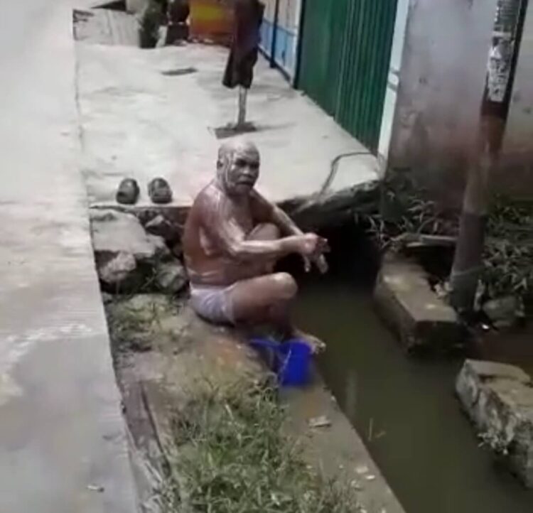 Viral, Air Perumdam Mati Seorang Pria di Samarinda Mandi di Parit