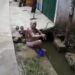 Viral, Air Perumdam Mati Seorang Pria di Samarinda Mandi di Parit