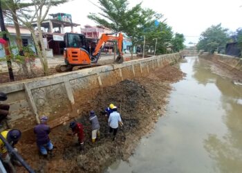 35 Pekerja Harian Lepas Dikerahkan Angkat Sedimentasi Sungai Api-Api