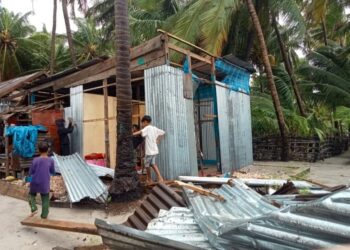 Diterjang Angin dan Gelombang Air Laut, Ratusan Rumah Warga Selayar Rusak Parah