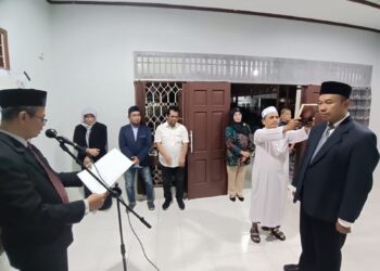 Panwaslucam Bontang Utara Lantik PAW Panwas Kelurahan Api-Api