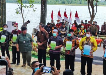 Tingkatkan Optimalisasi Perhutanan Sosial, PKT Salurkan Bantuan Pupuk 11 Ton