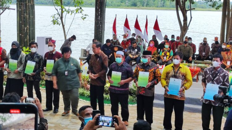 Tingkatkan Optimalisasi Perhutanan Sosial, PKT Salurkan Bantuan Pupuk 11 Ton