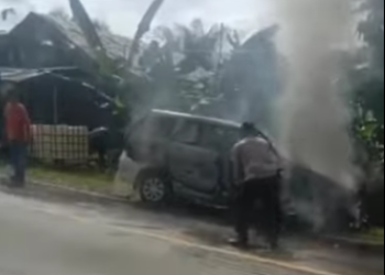 Video: Mobil Avanza Terbakar di Jalan Poros Bontang-Sangatta, 4 Penumpang Selamat