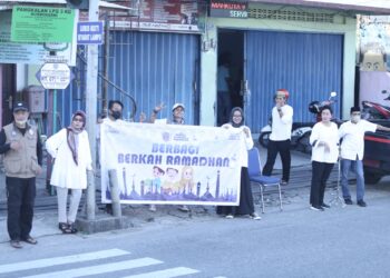 Tebar Kebahagiaan, Dispopar Bontang Bagi 500 Kotak Takjil ke Warga