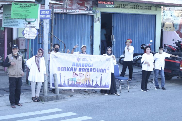 Tebar Kebahagiaan, Dispopar Bontang Bagi 500 Kotak Takjil ke Warga