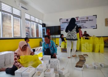 SMK Nusantara Mandiri Bontang Berbagi 1500 Takjil Secara Door To Door