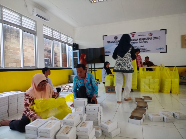 SMK Nusantara Mandiri Bontang Berbagi 1500 Takjil Secara Door To Door