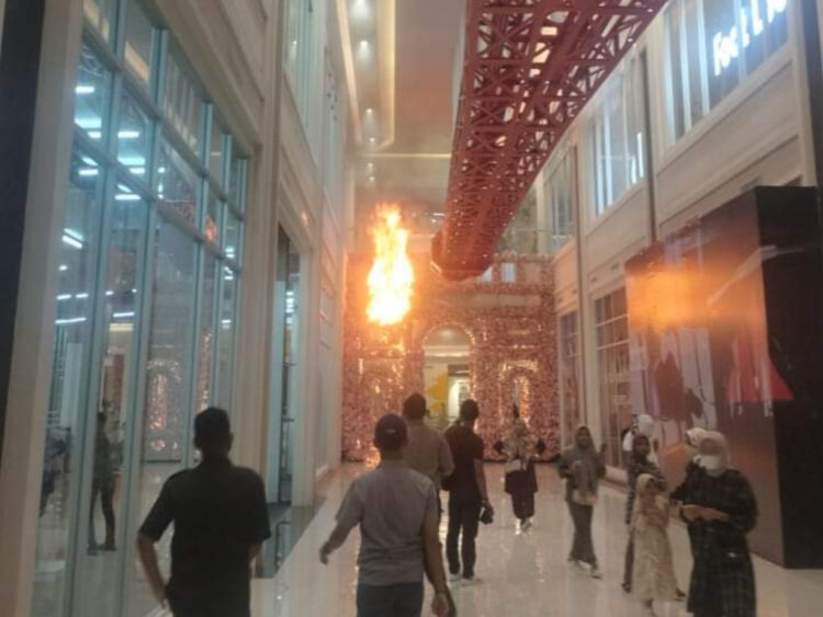 Trans Studio Makassar Terbakar, Pengunjung Dievakuasi Lewat Atap