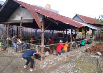 Program RTLH, Babinsa dan Warga Gotong Royong Angkat Rumah di Sidrap