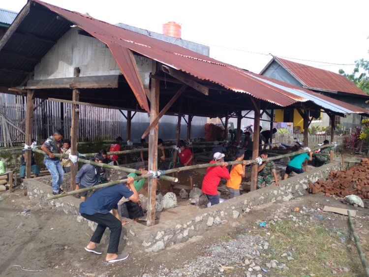 Program RTLH, Babinsa dan Warga Gotong Royong Angkat Rumah di Sidrap