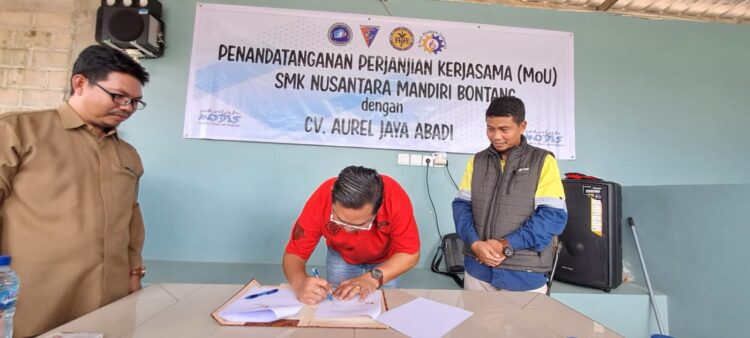 SMK Nusantara Mandiri dan CV Aurel Jaya Abadi MoU Operator Alat Berat