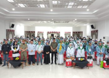 Basri & Najirah Lepas Ratusan Calhaj Bontang Menuju Embarkasi Balikpapan