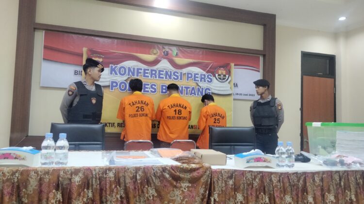 Barang Buktinya Buku Absen Ladies, Dua Mucikari Diciduk Polres Bontang