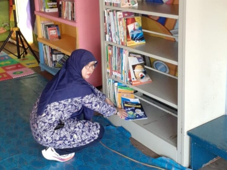 DPK Bontang Serahkan Buku Hibah ke Perpustakaan Malahing