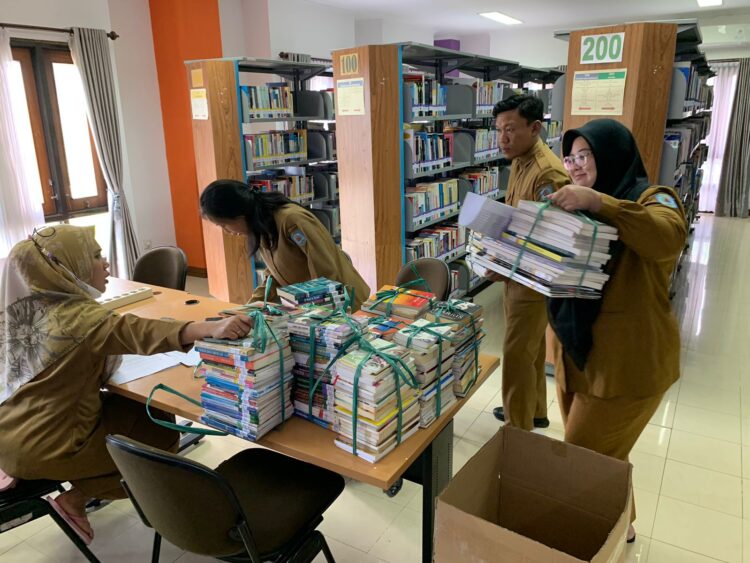 Persiapan Silang Layan ke Lapas Bontang, DPK Seleksi Ratusan Buku
