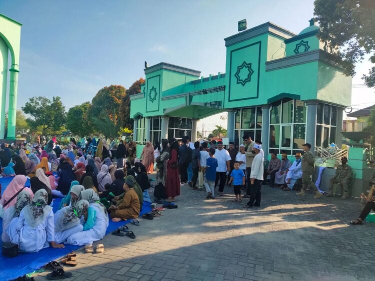 Antusias Menunggu Tausiyah UAS, Warga Penuhi Masjid Al Hijrah Sejak Subuh